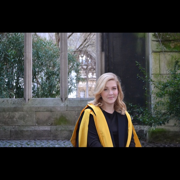 Hi, I’m Kate! Welcome to my closet! - Picture 1 of 3